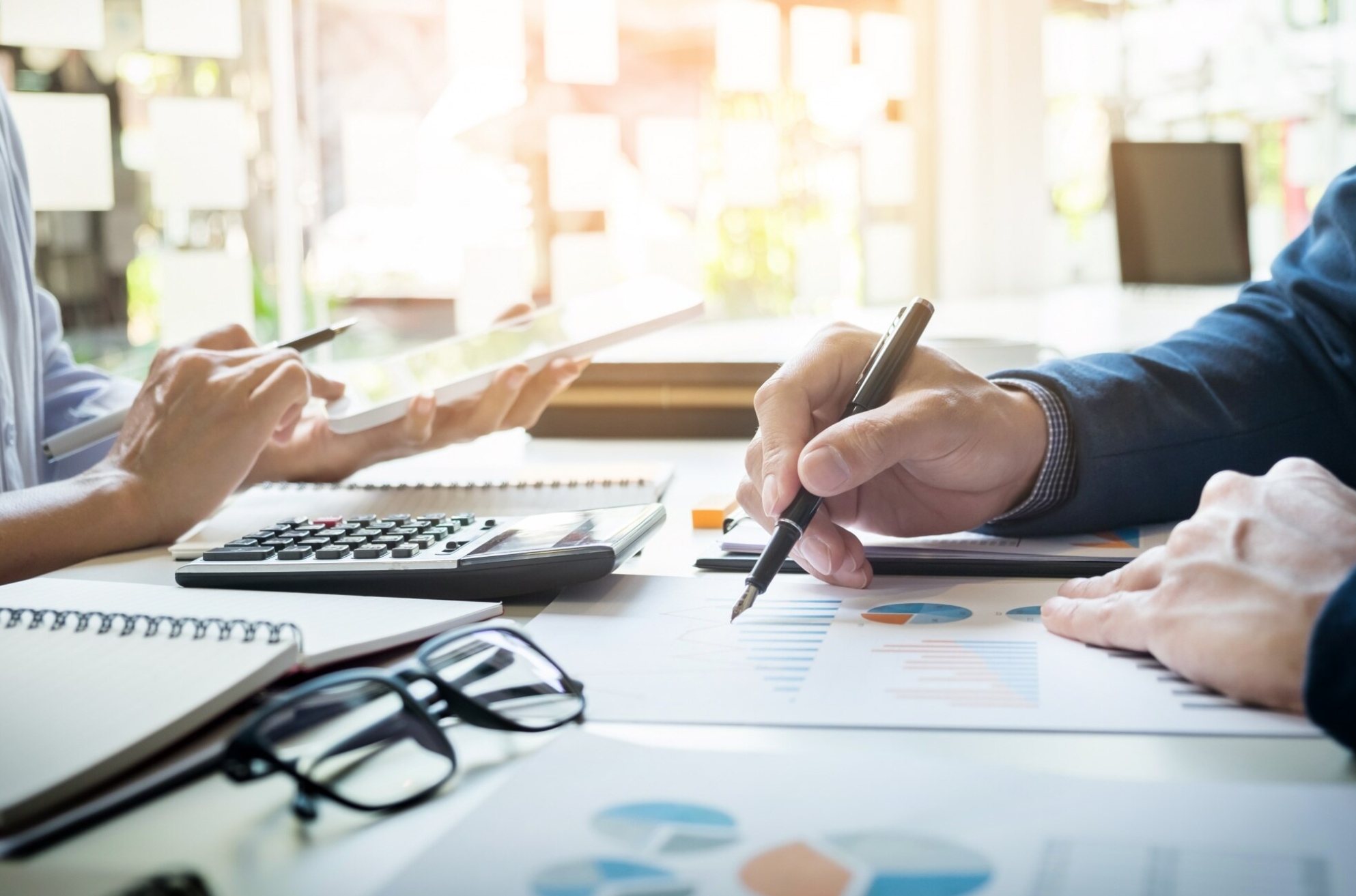 Imagen Manos y Papeles para El Area Contable para Maldonado & Sanchez Asesores en Motril (Granada)