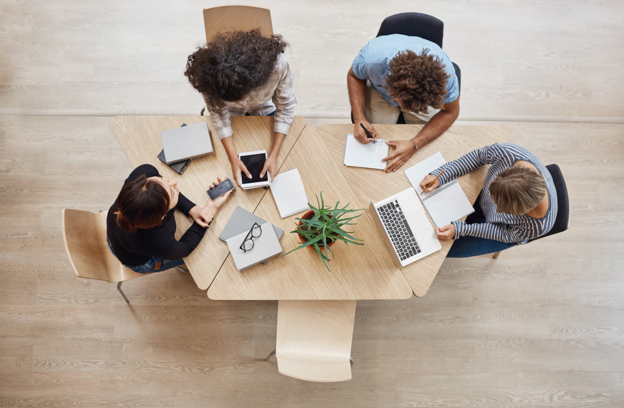 Imagen Personas Sentadas Alrededor de una Mesa para El Area Laboral para Maldonado & Sanchez Asesores en Motril (Granada)